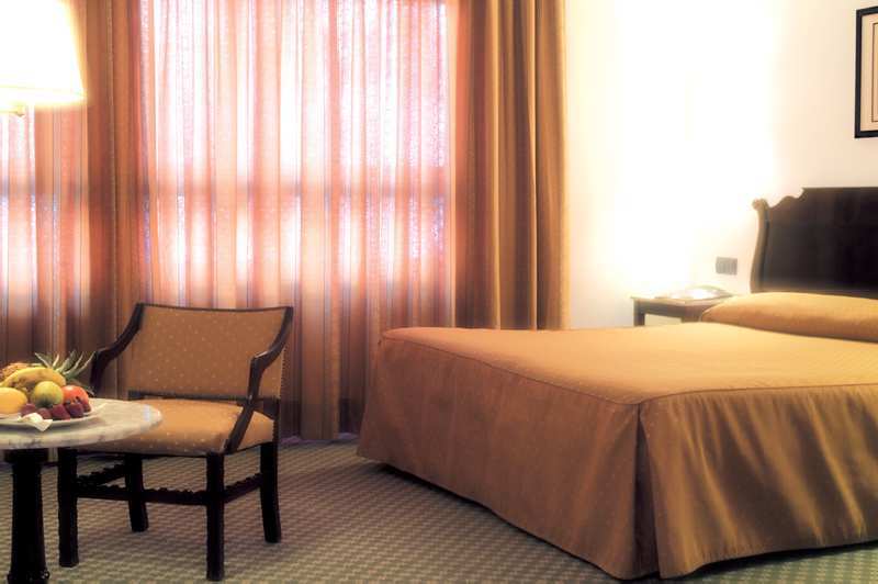 فندق فيتوريا غاستيِزفي  فندق إيه سي جينيرال ألافا الغرفة الصورة